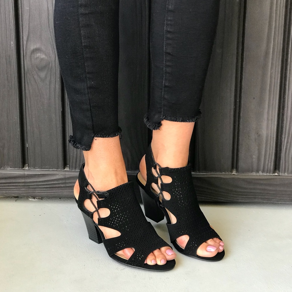 NIB Open Toe Perforated Elasticize Side Sandal - Picture 2 of 8